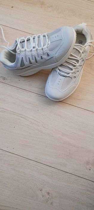 Кроссовки женские