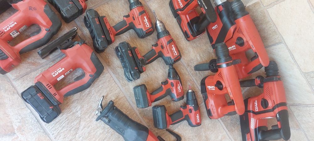 Vând scule hilti în  milwaukee