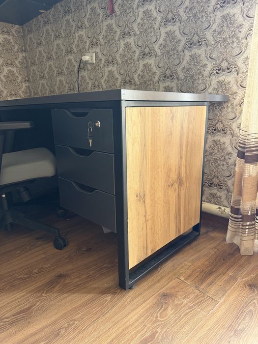 Продам стол LOFT.