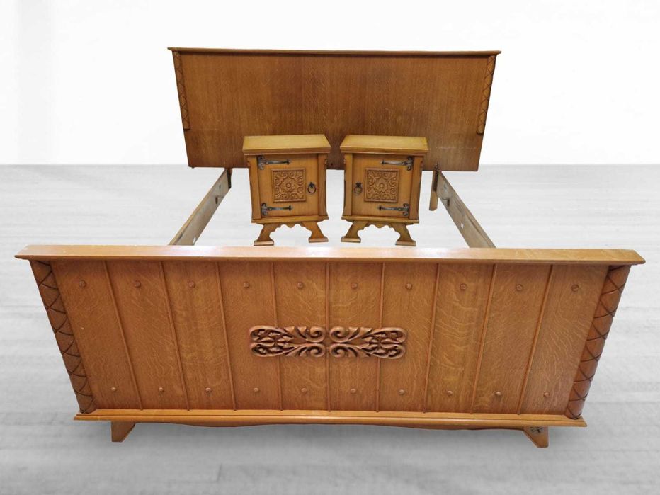 Спалня с два нощни щкафчета от стабилен дъбов масив и метален обков