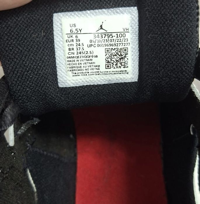 Vând Jordani True Flight