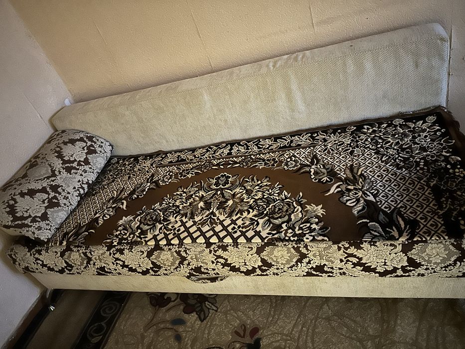 Диван-тахта.раскладывается ,есть место для белья .размер 2,0на 1м20