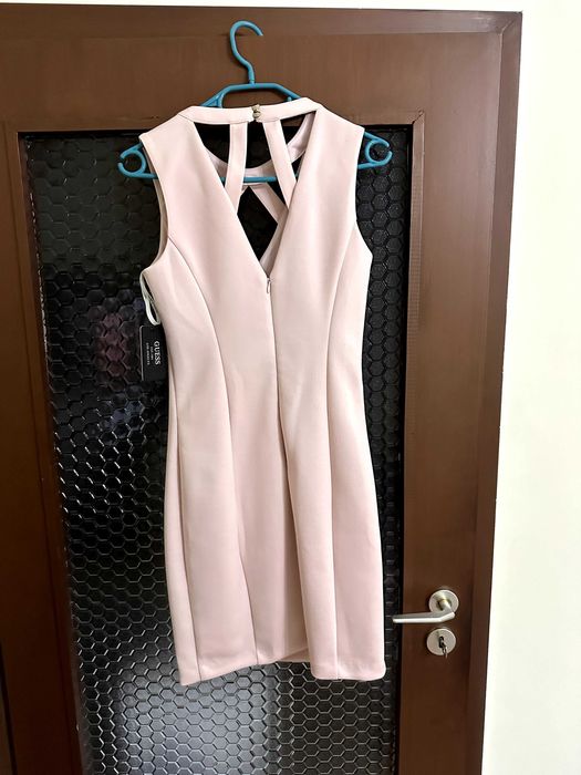 Продавам рокля на марката Guess