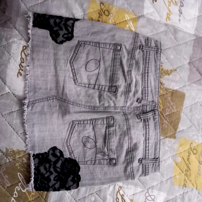 Ефектна пола с дантела