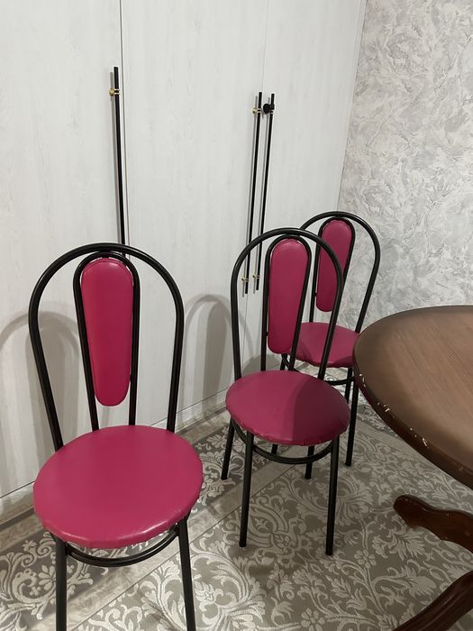 Круглый деревянный стол