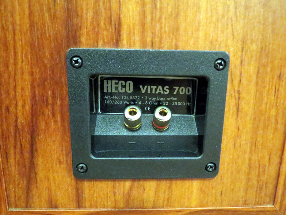 Boxe Heco Vitas 700  , boxe pasive cu 3 cai (patru difuzoare) , putere RMS: 160W  ,putere muzicala 260 W ,impedanta: 4-8 ohmi