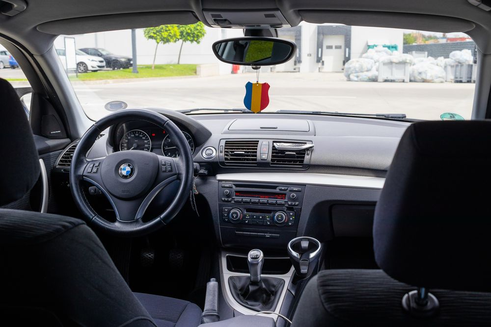 BMW Seria 1 116i (122 CP) • 2011 • Negru • Lupe Bi-LED • Încălzire scaune • Multe dotări