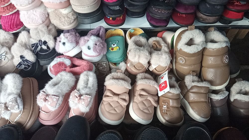 Xoxlagan turdagi jeniski detiski oyoq kiyimlar damashni tapichkar bor