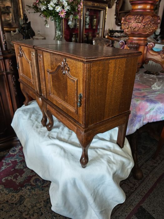 Дървени нощни шкафчета