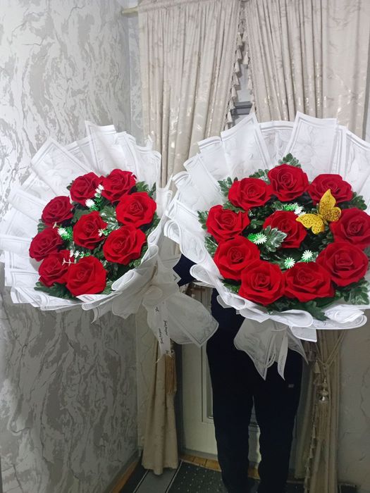 Chiroyli suniy gullar.