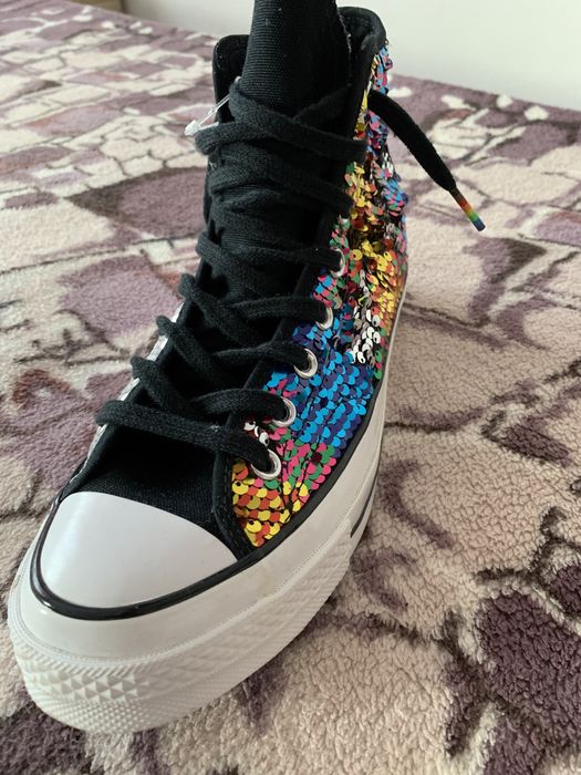 Pereche adidasi converse