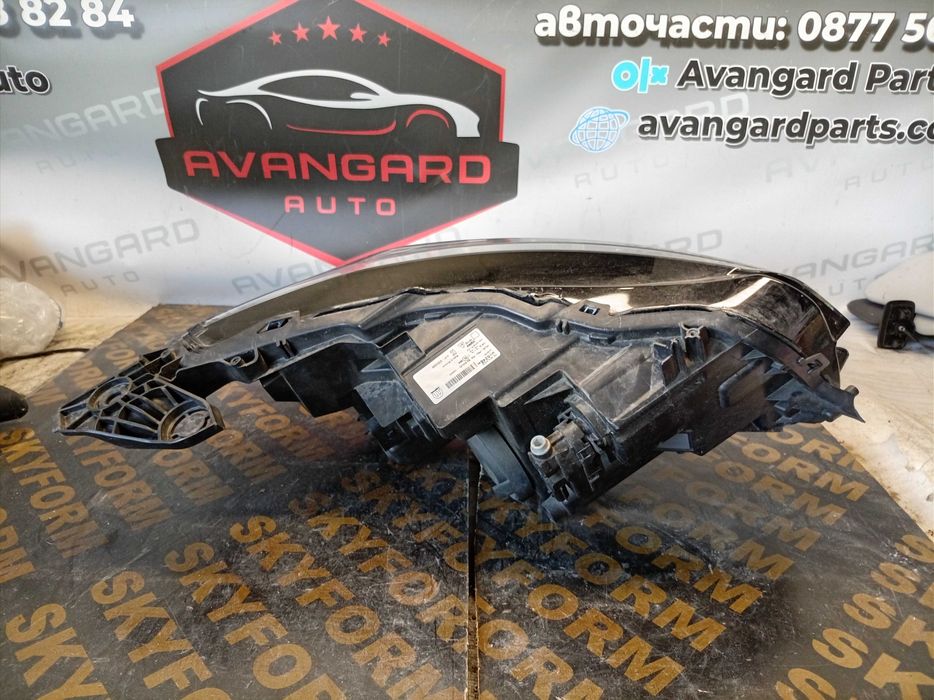 Преден ляв фар Peugeot 208 II