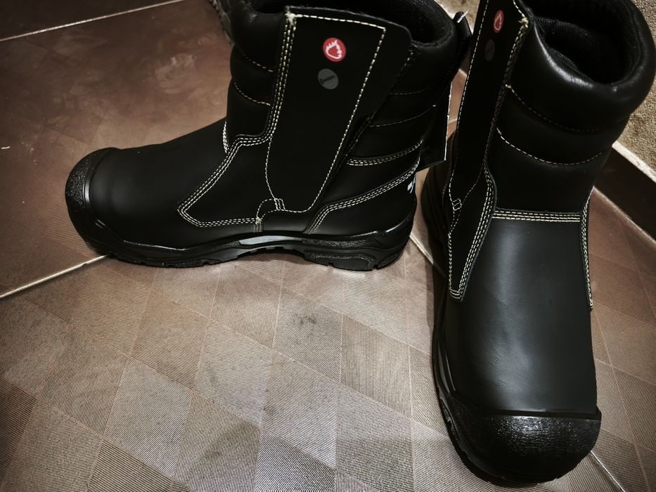 Продам ботинки металлургов.