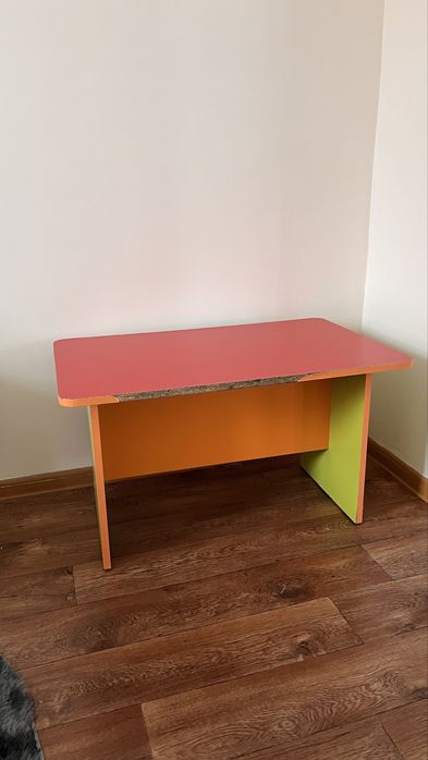 Детский стол с двумя стульями