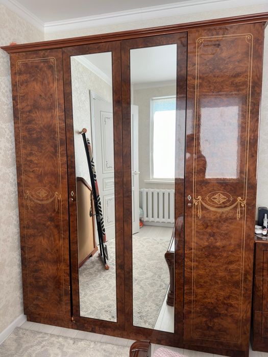 диван 2 местный, шифоньер, 2 комод, зеркало