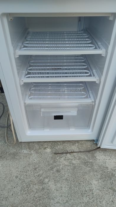 Vând congelator Heinner
