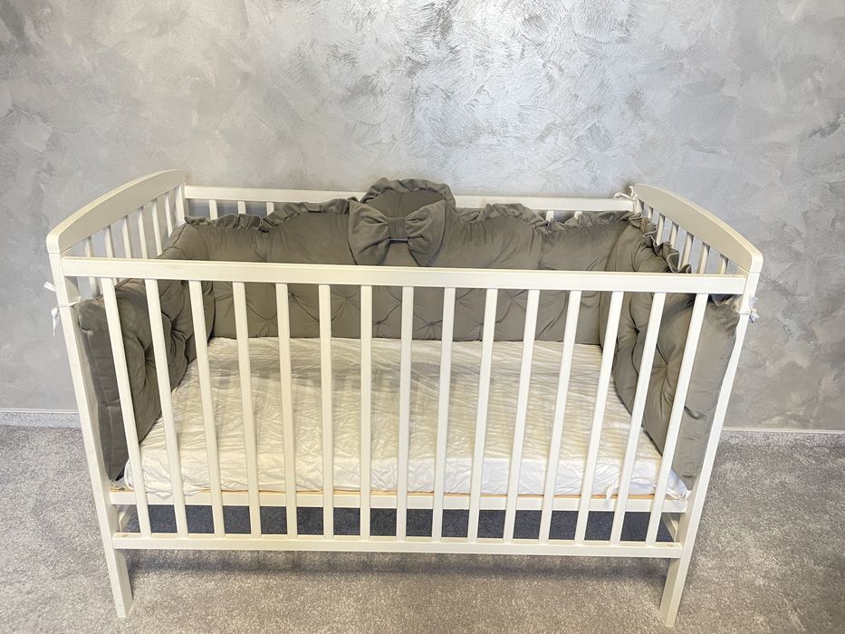 Patut de lemn incluse tote accesoriile