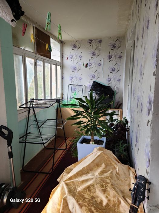 Kvartira sotiladi Navoi shahar 10 mkr Lamanosova 2** kv4 etaj 2 xonali