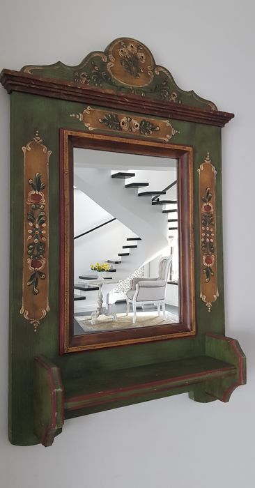 Oglindă veche cu ramă din lemn masiv