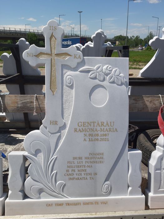 Monumente funerare cruci