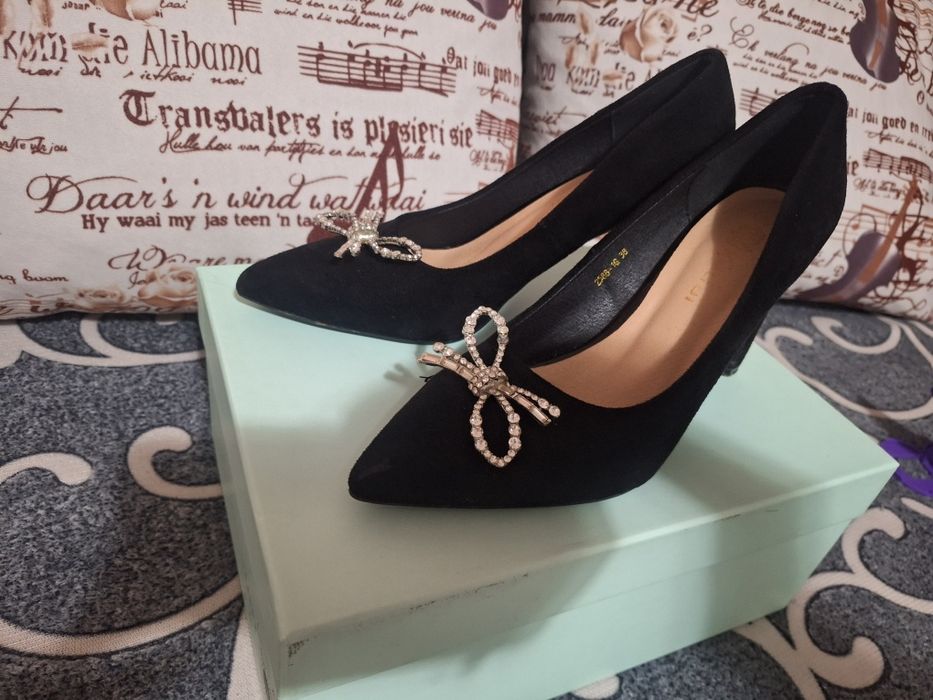 Продам замшевые туфли