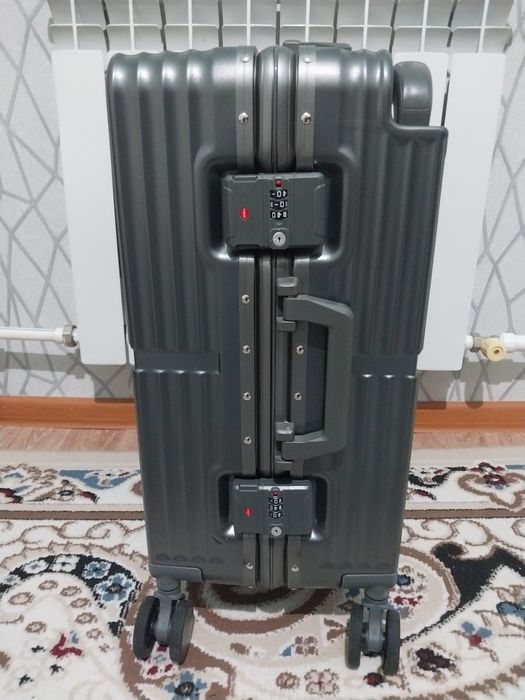 Чемодан новый средний