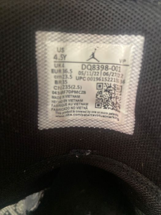 Vând adidași jordan