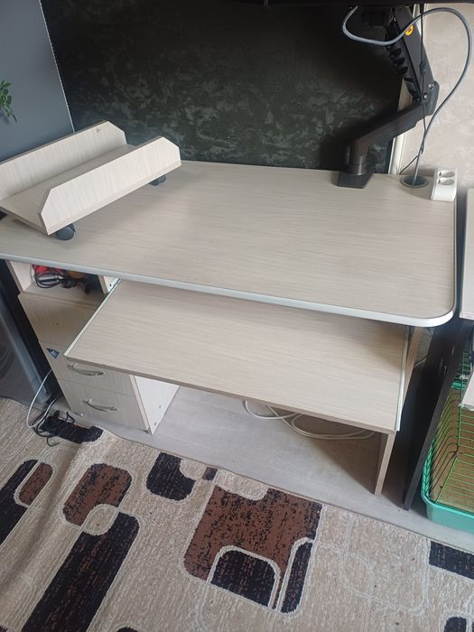 Компьютерный стол.