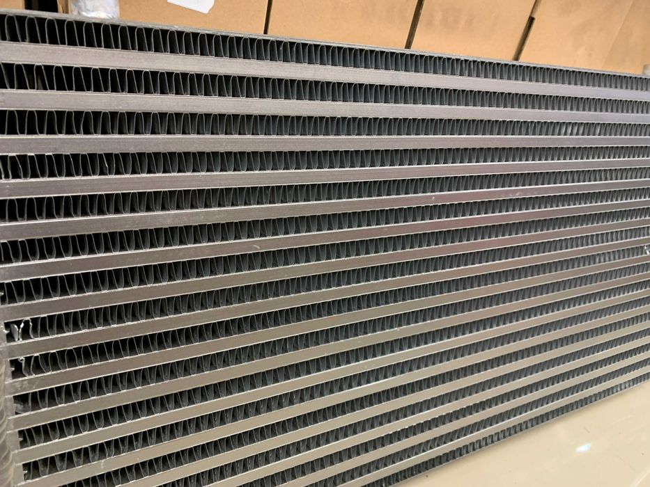 TurboWorks универсален интеркулер Intercooler Biturbo 560x280x76
