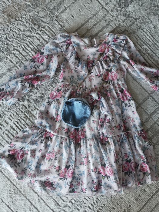 Детски рокли, всяка се продава отделно.