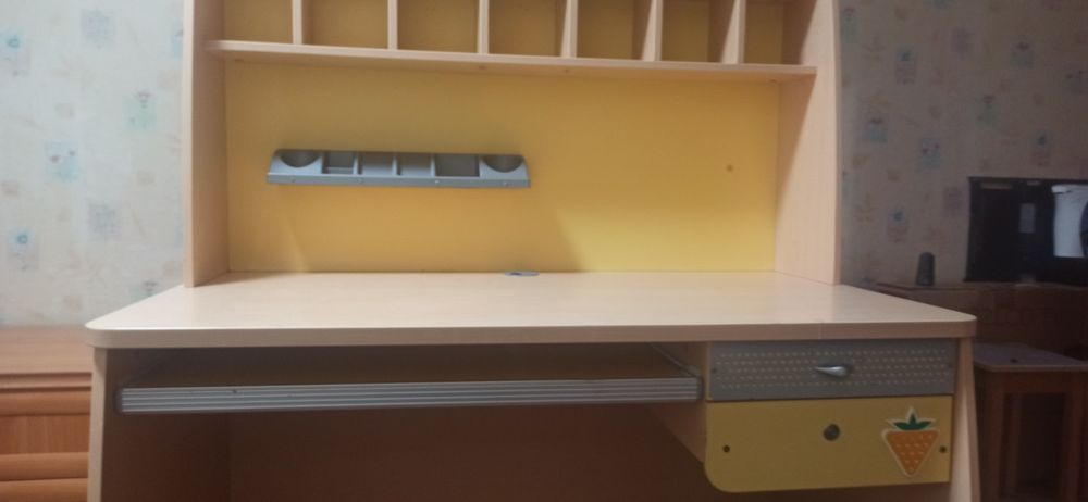 Компьютерный стол с ящиками