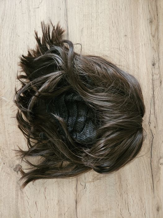 Къса кафява перука