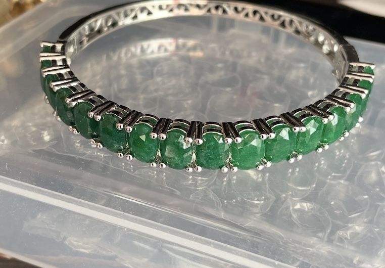 Гривна  и пръстен с естествени изумруди, смарадги и колие с мойсанити