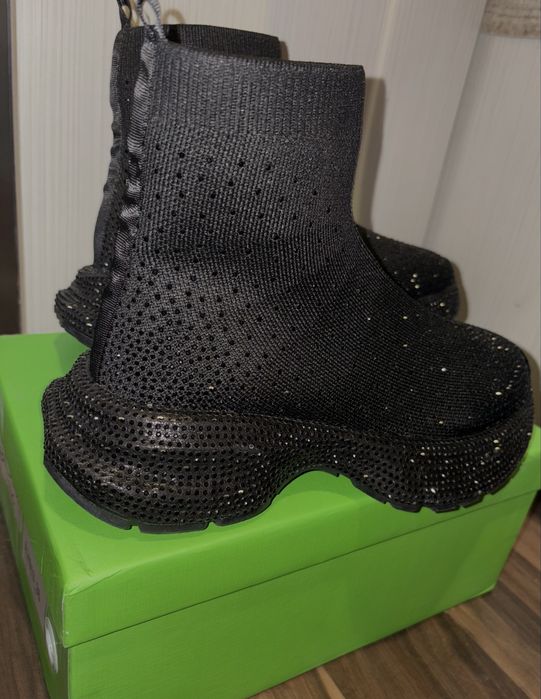 Черни обувки с камъни