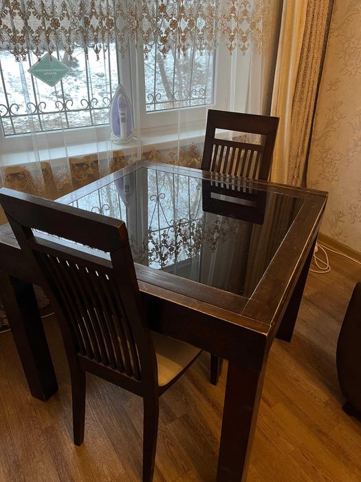 Стол со стульями