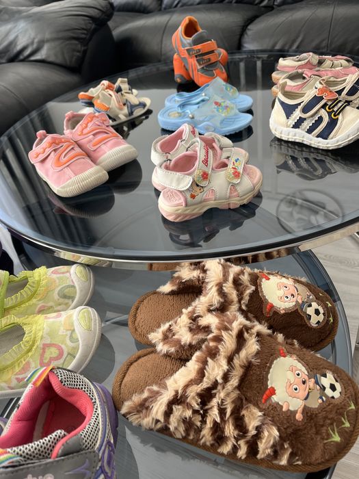 12 чифта детски обувки + подарък ТРОТИНЕТКА