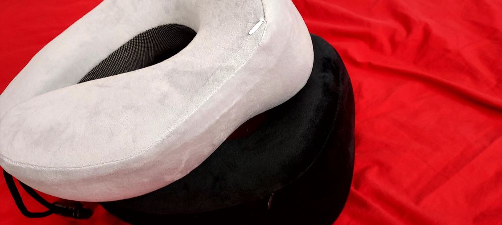 2 perne noi pentru călătorie,ambele 40 ron