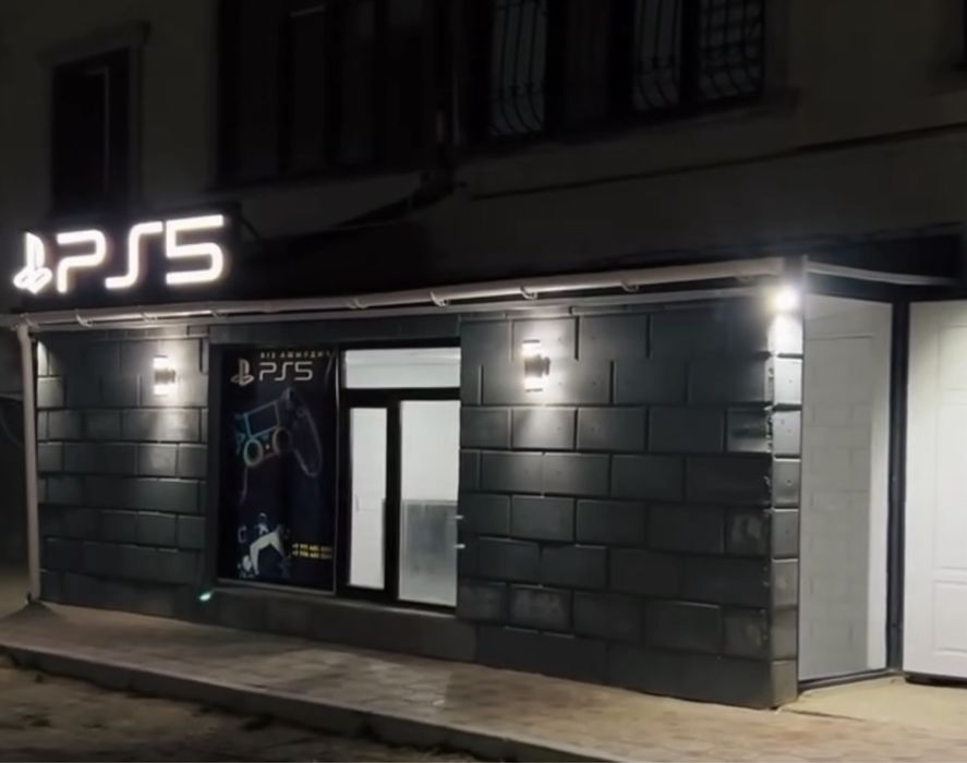 Вывеска PS5 , светится
