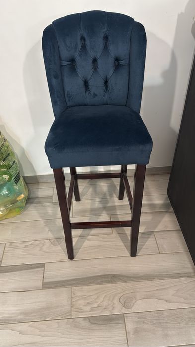 Vand 4 scaune de bar din lemn masiv