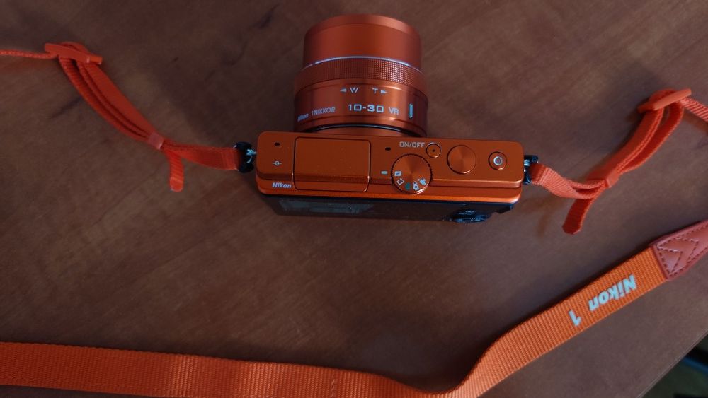 Nikon 1 J4 cu obiectivul 10-30 PD Zoom