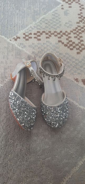 Продам нарядные туфли на девочку