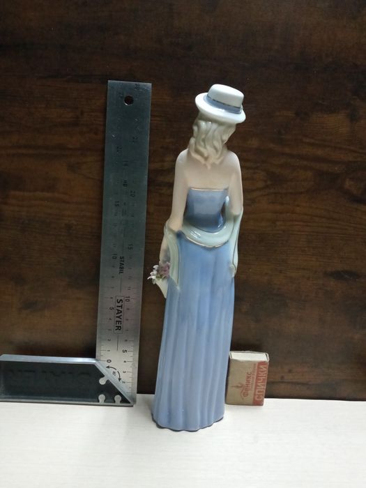 Статуэтка девушка с корзиной