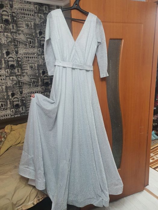 Шикарное платье блестит