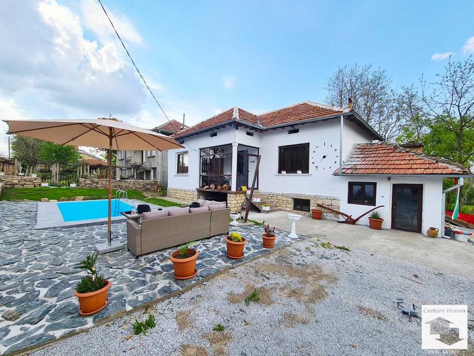 145297 Едноетажна къща с басейн в село Масларево