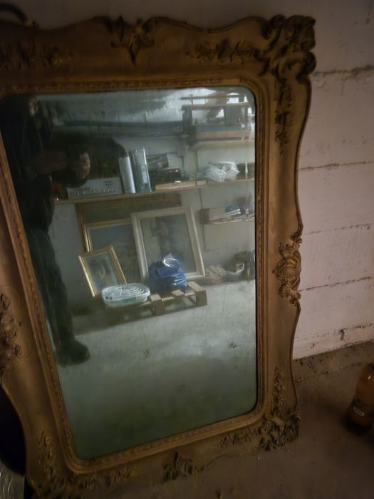 Oglinda veche cu rama . Are cam 100 de ani  . Dimensiuni 130 x50 cm