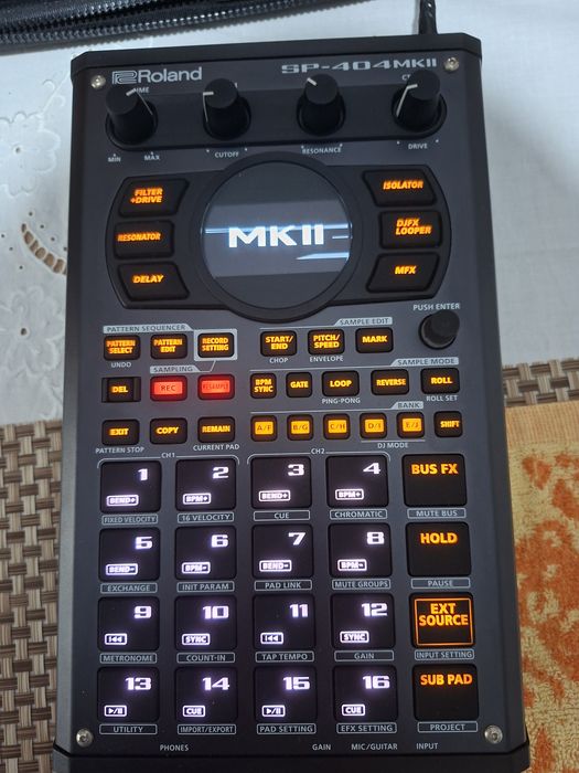 Vând Roland sp 404 mk2.