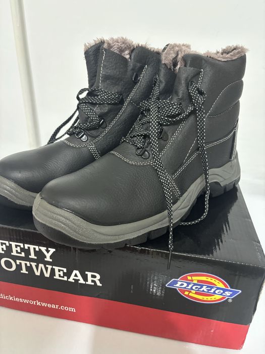 Спецодежда (комбенизон,сапоги)