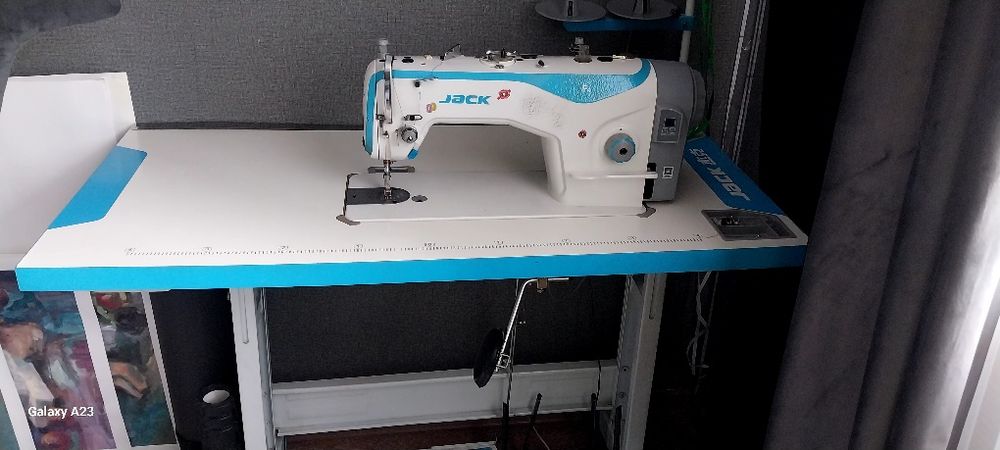 Срочно!Продам швейную машинку