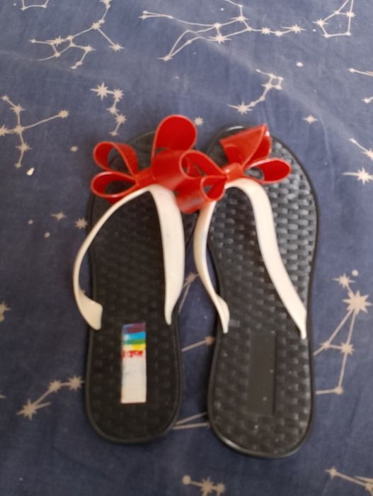 Търсите нещо различно за лятната си почивка? Тези чехли с панделки са истинско