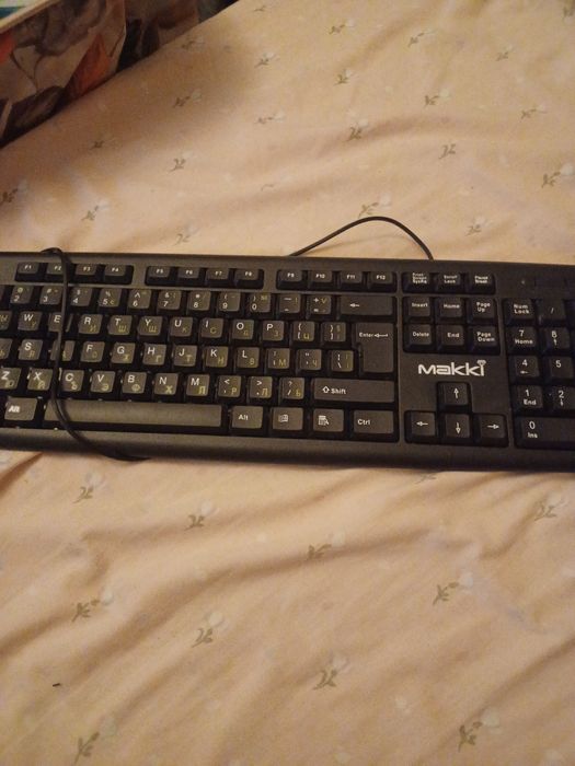 Клавиатура Maki и мишка.
